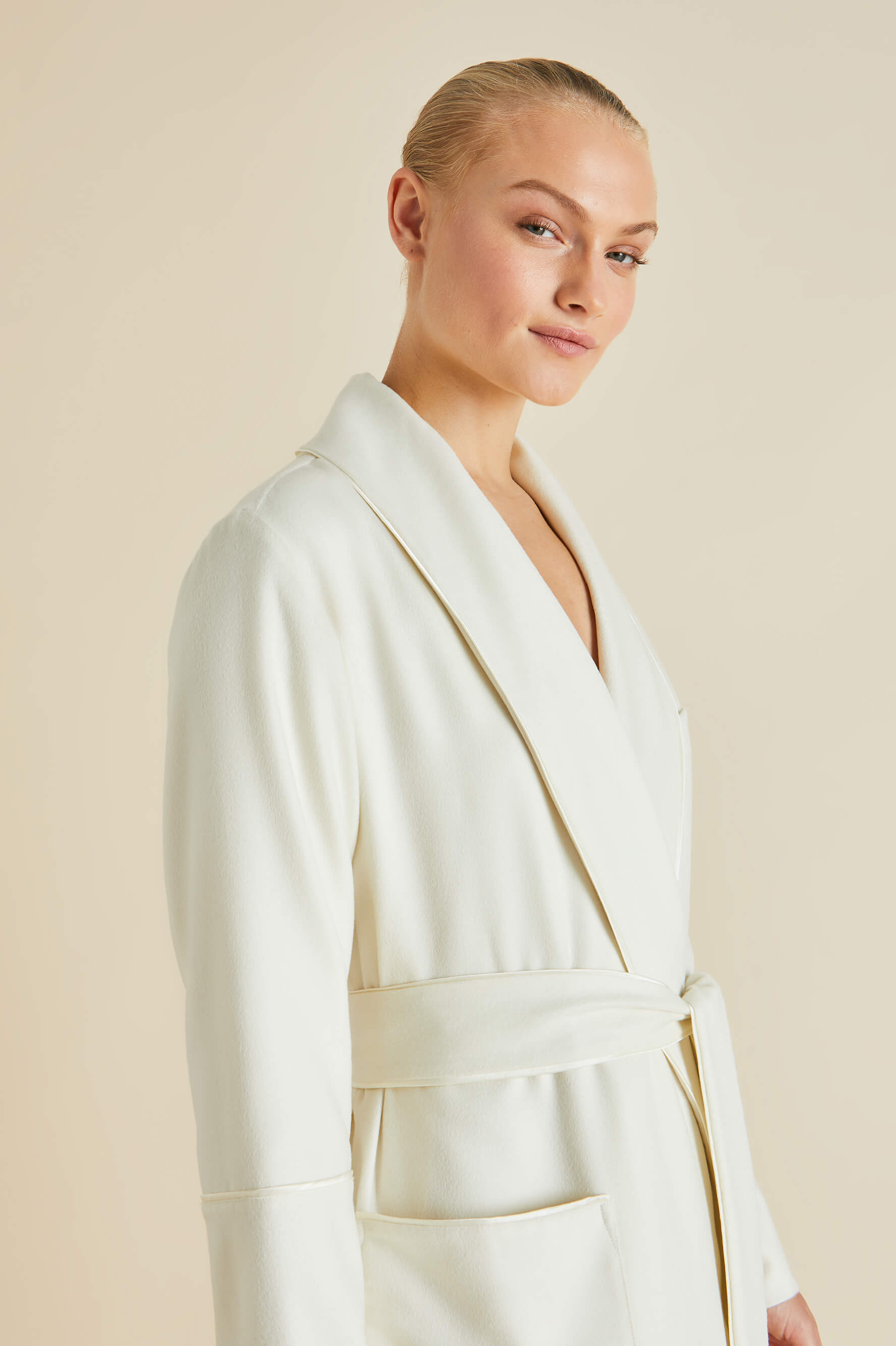 Logan Aspen Ivory Robe in Cashmere