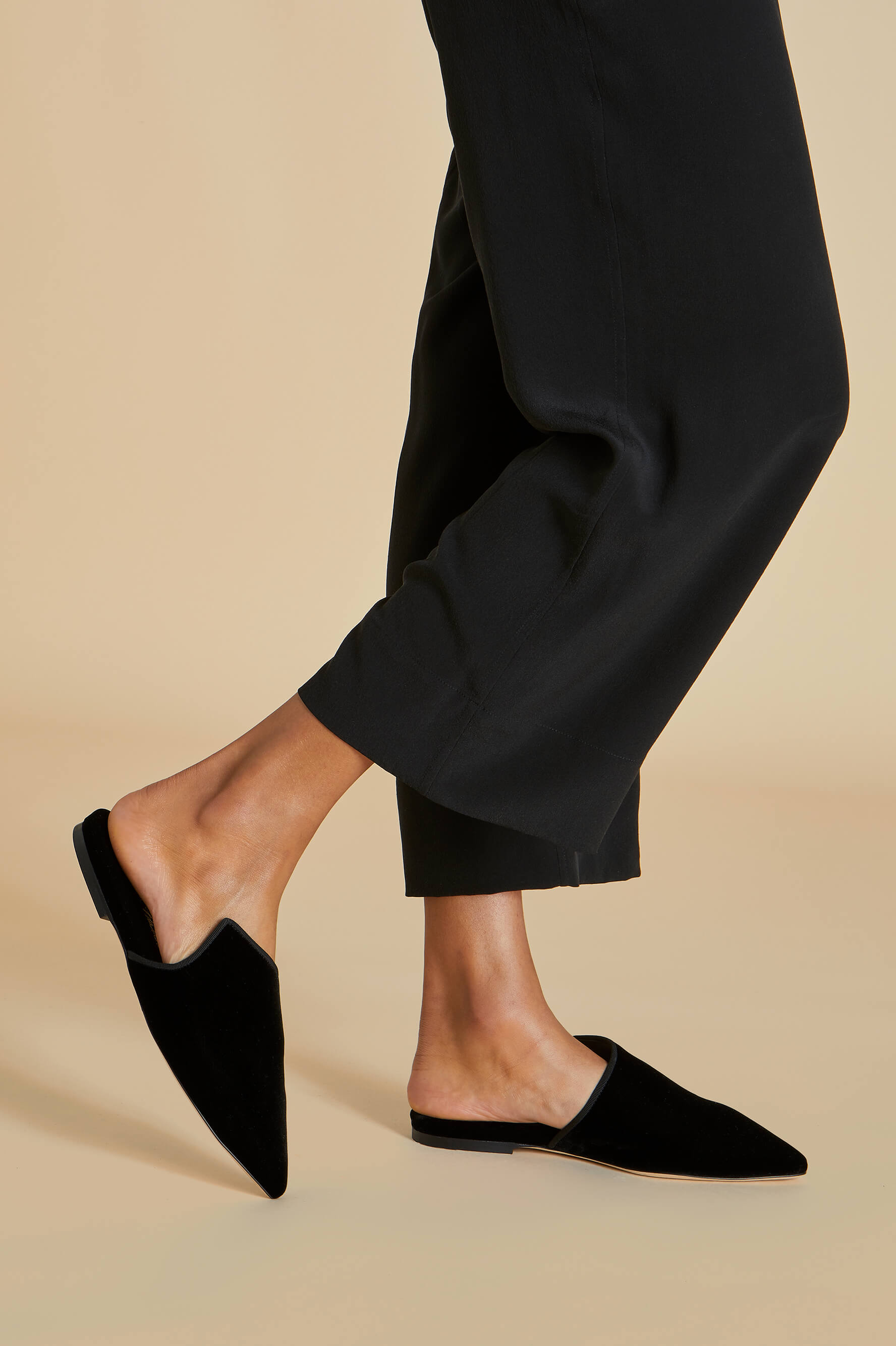 Contessa Verona Black Slippers in Velvet