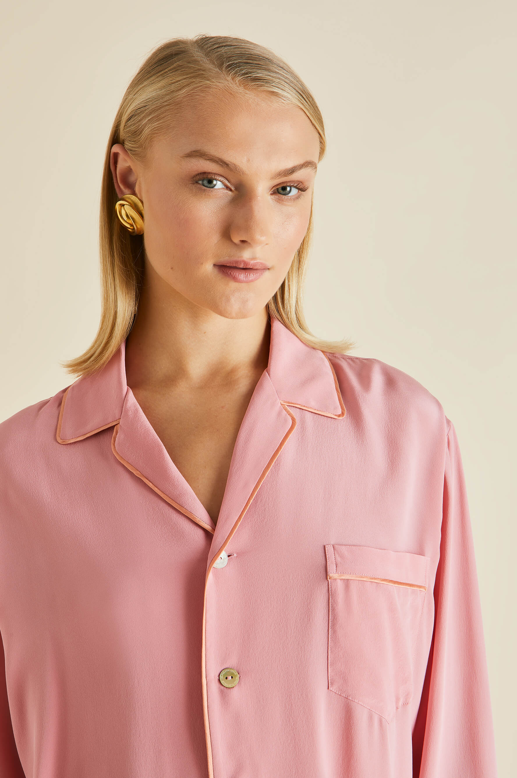 https://us.oliviavonhalle.com/cdn/shop/products/olivia-von-halle-fifi-flamingo-silk-crepe-de-chine-pyjama-set-pink-luxury-PS24026-3.jpg?v=1697543146